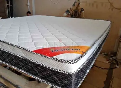 180x200cm mattress with topper foam.  Medium firm and a soft available.