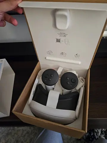 Meta Quest 3 VR Headset with Controllers - 128 GB