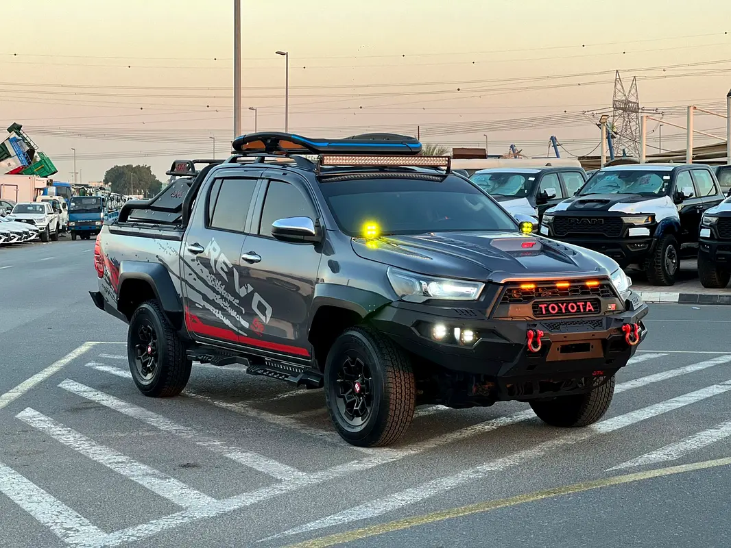 Toyota Hilux 2021 — photo 1 of 17