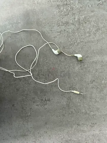 Wired In-Ear Earphones jack port