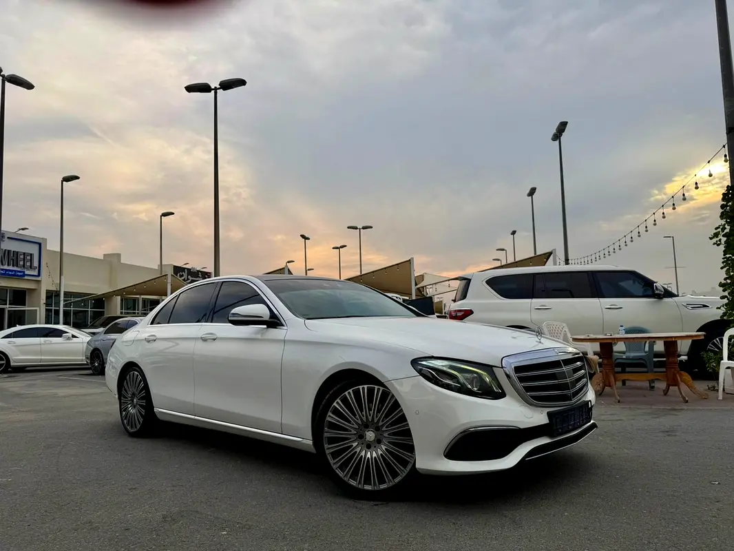 Mercedes-Benz E-Class 2017 — photo 1 of 15