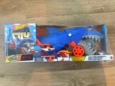 BARGAIN BRAND NEW HOTWHEEL SHARK CHOMP TRANSPORTER PLAYSET