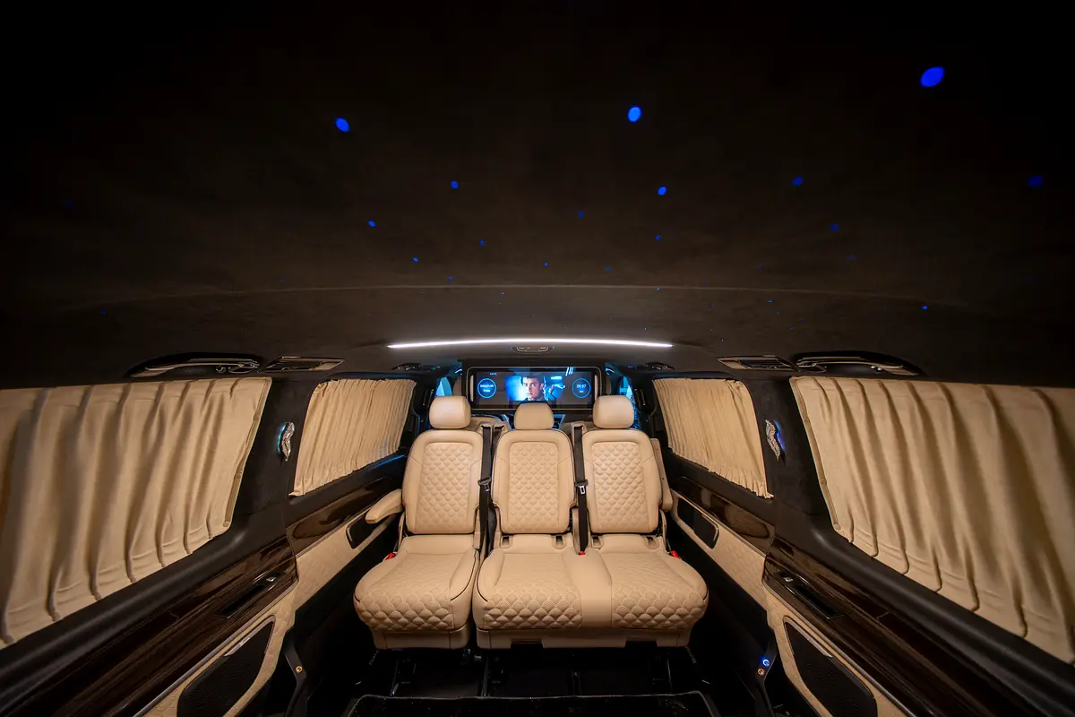 Mercedes-Benz V-Class 2022 — photo 1 of 10