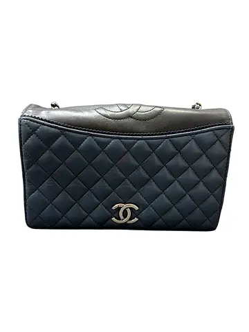 Authentic CHANEL Timeless/Classique leather crossbody bag in Good condition