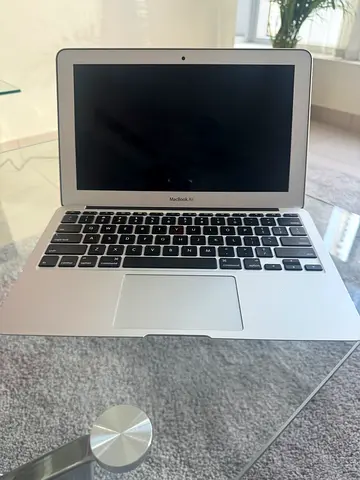 Apple MacBook Air 13.5” screen