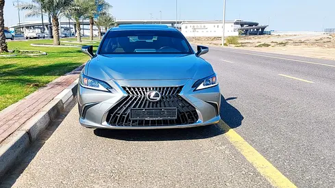LEXUS ES300H 2023 GCC FULL OPTION WITH SUNROOF SINGLE OWNER DRIVE VERY CLEAN CAR GOOD CONDITION