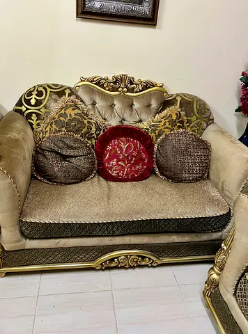 Elegant 7 Seater Vintage Sofa Set with Decorative Cushions