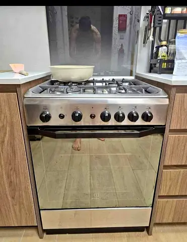 Indesit 4 burner full gas cooker size 60cm