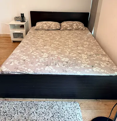 Queen size Bed and 3 door wardrobe for sale