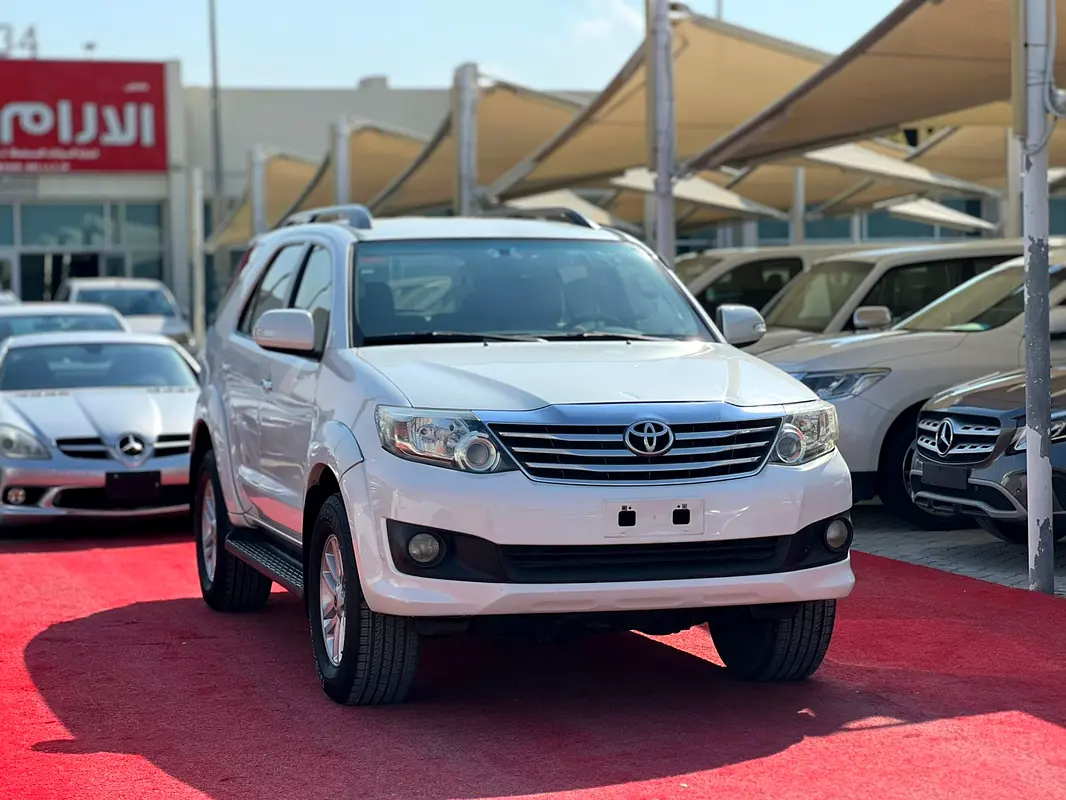 Toyota Fortuner 2014 — photo 1 of 17