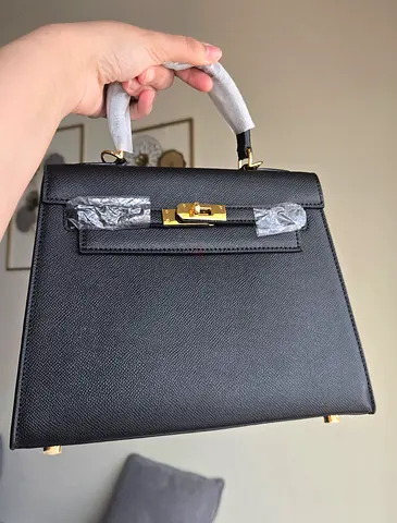 Elegant Black Handbag with Chic Handle