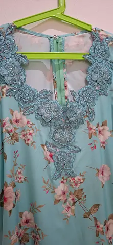 Beautiful Floral Print Dress with Lace TrimBeautiful Floral Print Dress with Lace Trim  size 154