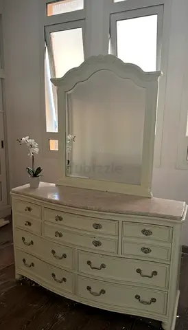 Elegant dresser with mirror and marble top. Very good condition. Negotiable.