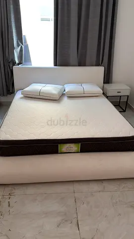 Comfortable white Queen Size bed set