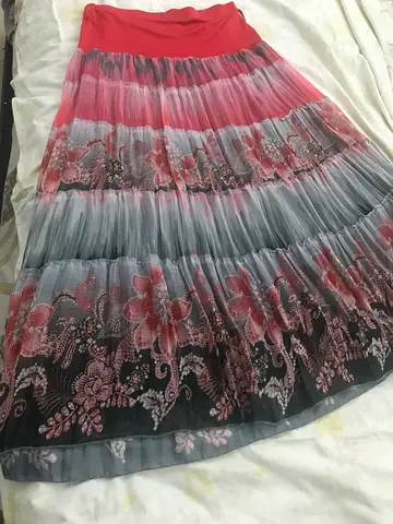 تنورة نسائية طويلة تركية المنشأ