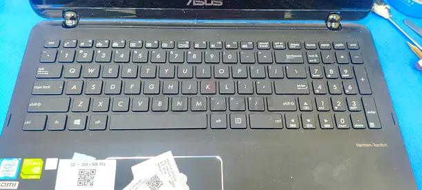 لابتوب ASUS الاحترافي - فئة Q-Series الراقية
التفاصيل التقنية:
النوع: ASUS Q524UQK.
المعالج: Core i7