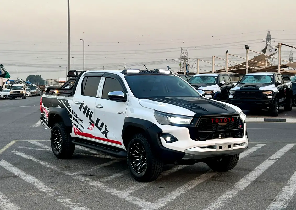 Toyota Hilux 2022 — photo 1 of 20