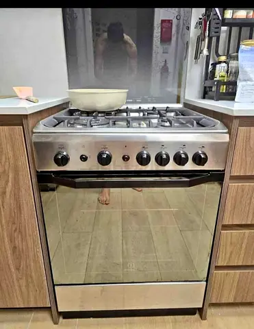 Indesit four burner full gas cooker size 60cm Brand new condition with catalog