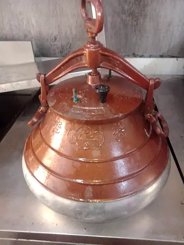 Heavy-Duty Traditional Pot with Lid