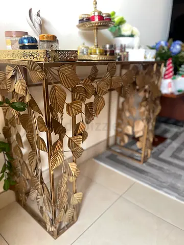 Elegant Leaf-Design Console Table