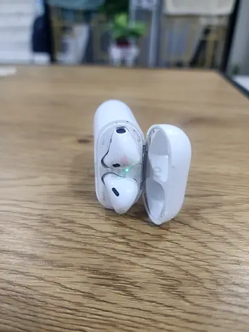 Apple AirPods - Wireless Earbuds in Excellent Condition
