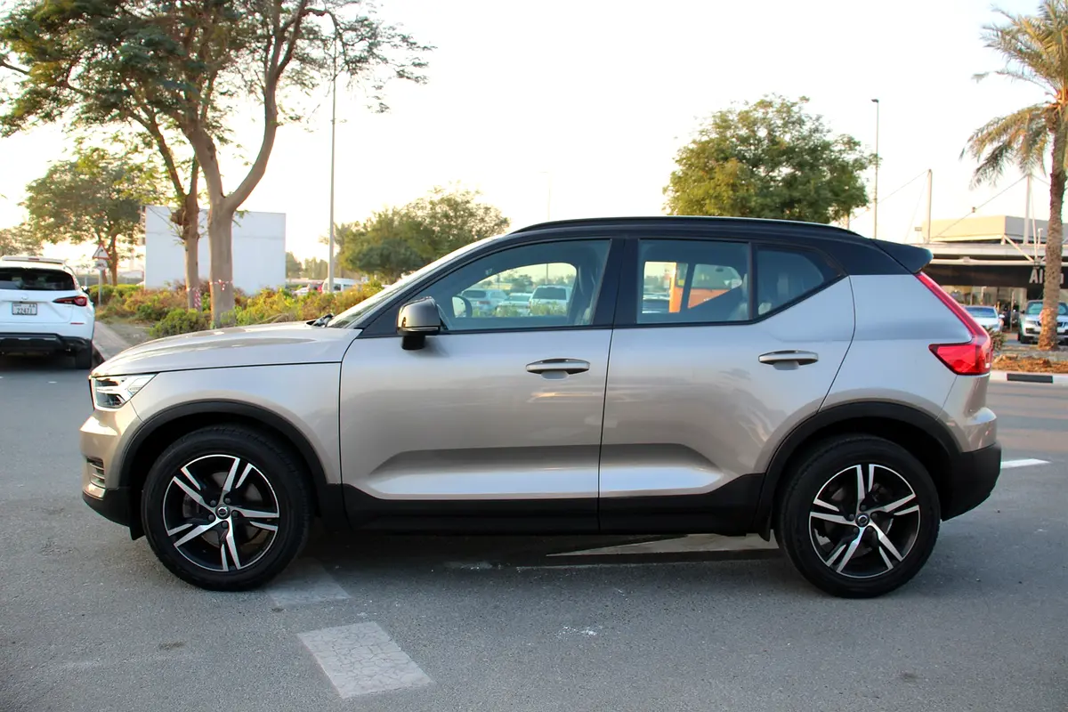 Volvo XC40 2022 — photo 1 of 17