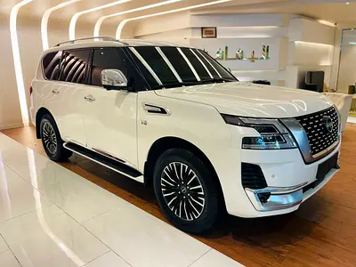 Nissan patrol model 2024 v8 platinium gcc very clean car full option original paint with warinty