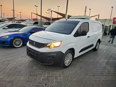 Peugeot partner 2022 (chiller van) GCC FREE ACCDENT VERY CLEAN IN SIDE AND OUT SIDE 100%