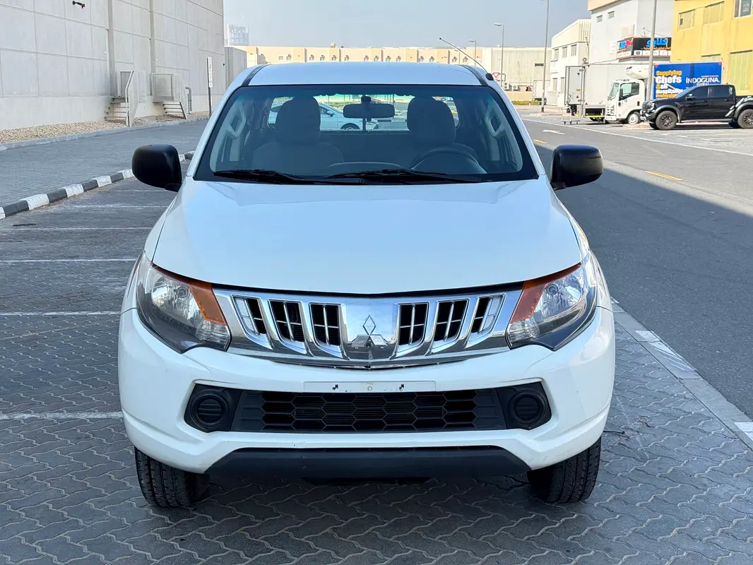 Mitsubishi L200 2017 — photo 1 of 11