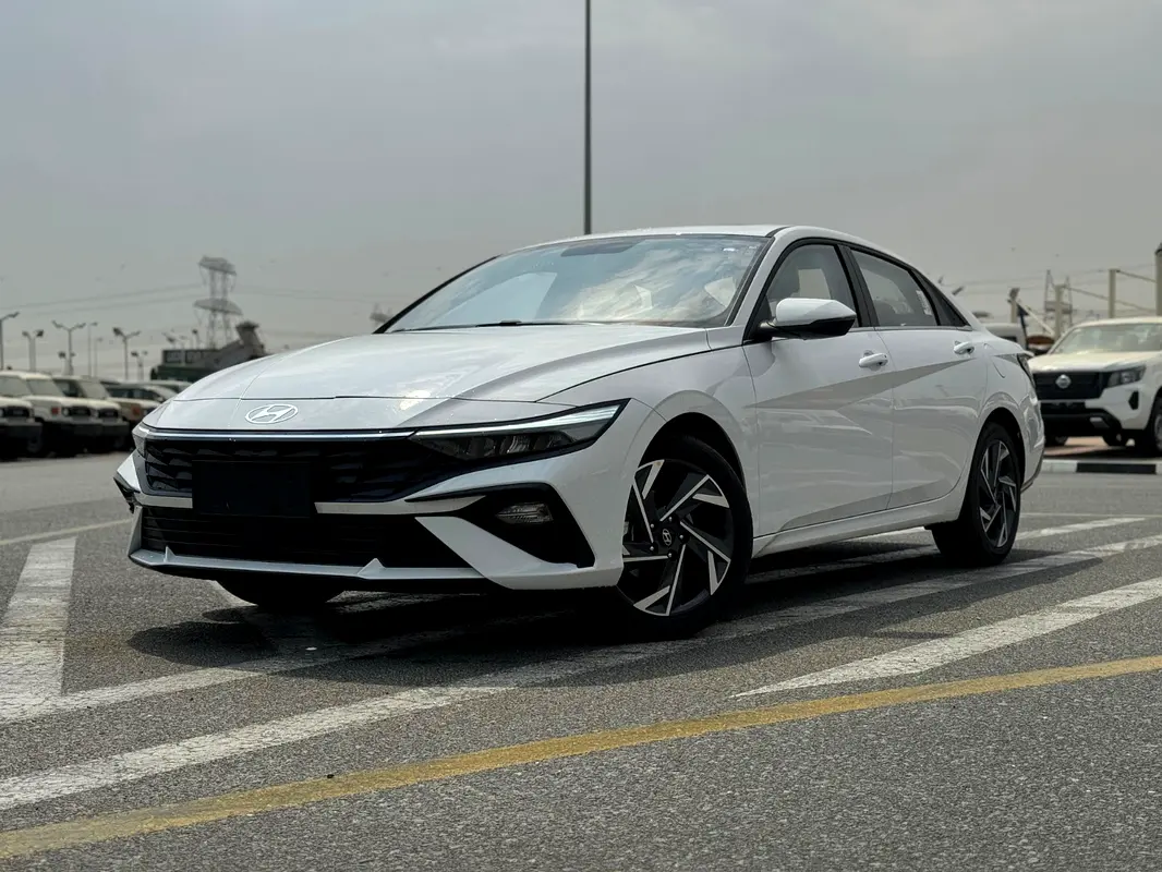 Hyundai Elantra 2025 — photo 1 of 14