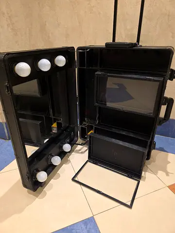 Portable Makeup Vanity Case with Lights In Perfect Condition. Worth Close to AED 1,000. Selling: 290