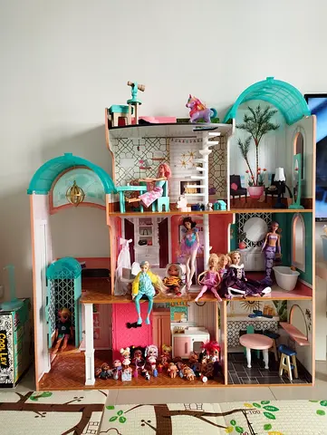Doll house for sale