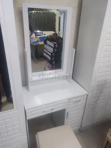 Elegant White Vanity Set with Stylish Mirror