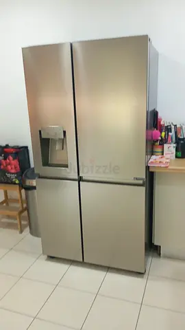 Hisense Side By Side Refrigerator 819 Litres With water and ice dispenser