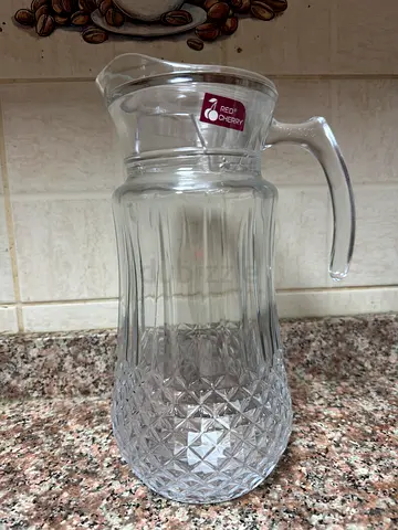 Elegant Glass Pitcher for Entertaining