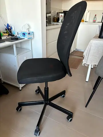 Mesh office chair on wheels, black
