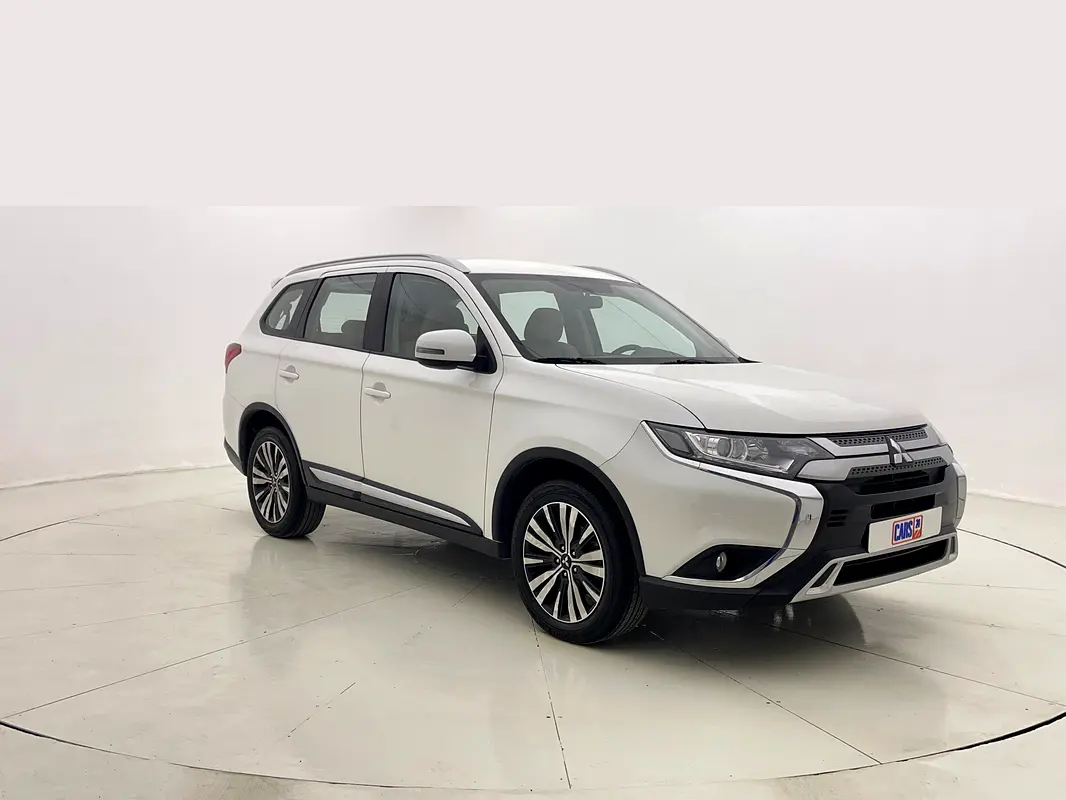 Mitsubishi Outlander 2023 — photo 1 of 13