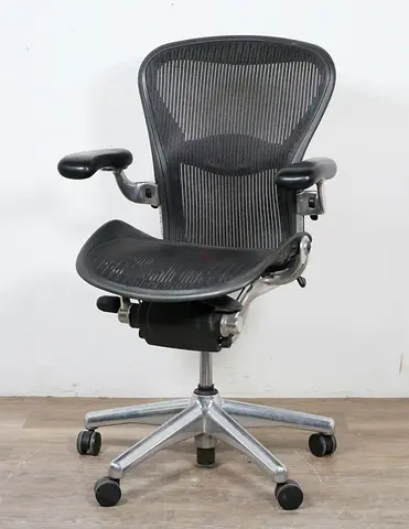 Stylish Herman Miller Aeron Classic Chair Chrome Base Fully adjustable Size B