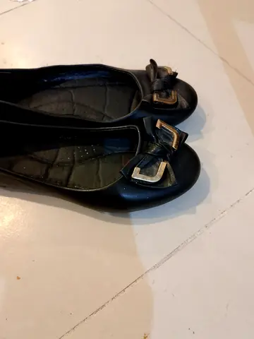 Stylish Black Flats with Elegant Bow Detail