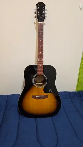 Beautiful Acoustic Guitar in Great Condition