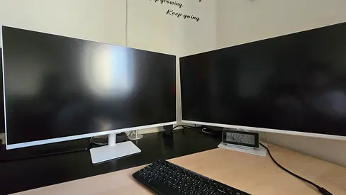 Samsung Smart Monitor M5 – 32” (DUAL SET / 2 MONITORS) – Excellent Condition