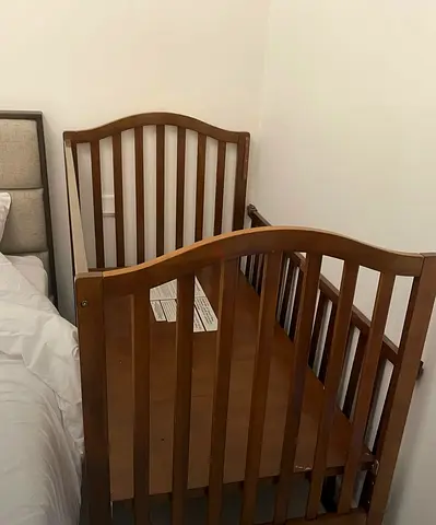 Baby crib from Junior with new mattress