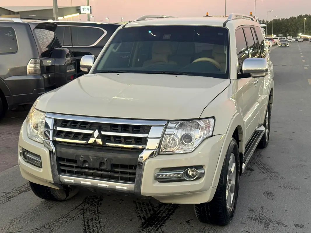 Mitsubishi Pajero 2016 — photo 1 of 3