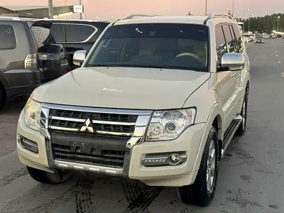 Mitsubshi pajero 2016 white color GCC calen cat