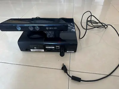 Microsoft Xbox 360 Console with Kinect and usb for extra storage