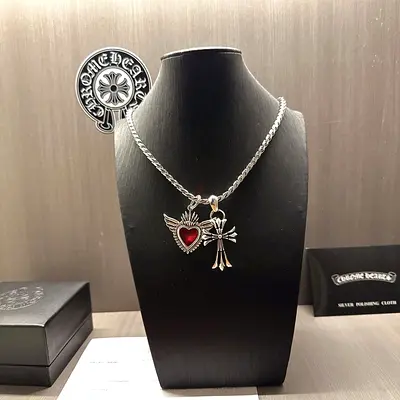 Stylish Heart and Bow Pendant Necklace