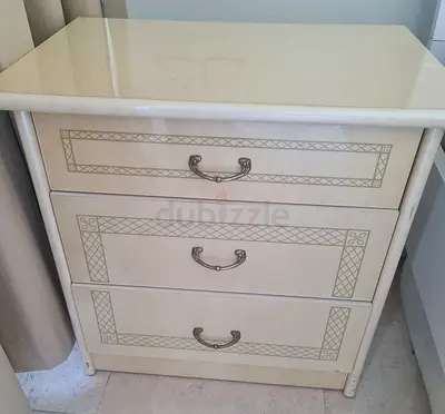 Dresser with two standnight + different standnight
