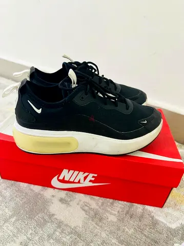 Stylish Nike Sneakers in Great Condition