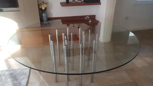 Round dining table