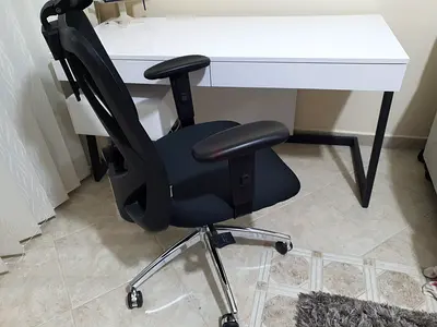 Modern White desk – with chair  مكتب مع كرسي /  عصرية باللون الأبيض